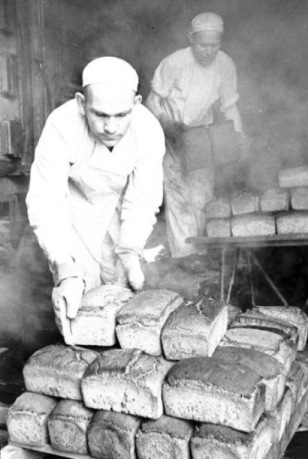 Якуп Османов пек хлеб под бомбежкой