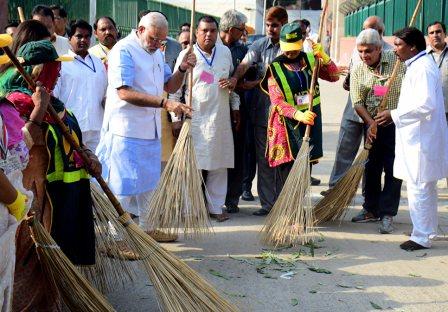 Осенью 2014-го мировые издания вышли с фотографиями недавно избранного премьер-министра Индии Нарендры Моди с метлой в руках Осенью 2014-го мировые издания вышли с фотографиями недавно избранного премьер-министра Индии Нарендры Моди с метлой в руках