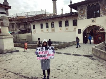 Эльмаз Акимова вышла на пикет в защиту Хансарая
