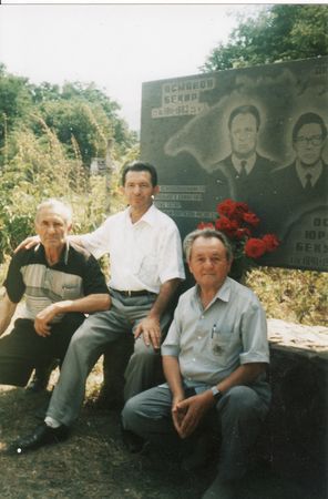 Кемал Куку, Али Яячик и Робеспьер Гралов у памятника Бекиру и Юрию Османовым в Озенбаше 12 августа 2006 г. Кемал Куку, Али Яячик и Робеспьер Гралов у памятника Бекиру и Юрию Османовым в Озенбаше 12 августа 2006 г.