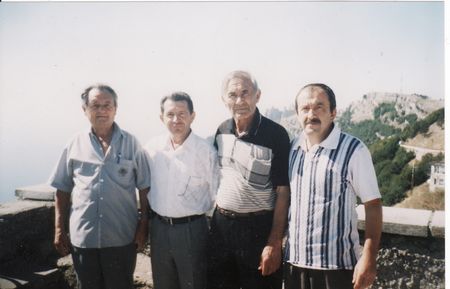 На кромке яйлы: Робеспьер Гралов, Али Яячик, Кемал Куку, Асан Хуршутов, 12 августа 2006 г. На кромке яйлы: Робеспьер Гралов, Али Яячик, Кемал Куку, Асан Хуршутов, 12 августа 2006 г.