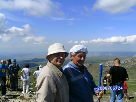 Али Яячик и Робеспьер Гралов на вершине Чатырдага, 24 мая 2008 г. Али Яячик и Робеспьер Гралов на вершине Чатырдага, 24 мая 2008 г.