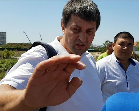 Директор фирмы «Акура» Валерий Семененко, против которого уже подано заявление о возбуждении уголовного дела за незаконный снос мечети, заявил, что строительные работы на массиве «Стрелковая» будут продолжаться.