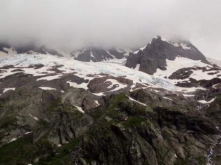 Ледник на восточном склоне Джугутурлучата. Вид от Птышских водопадов.