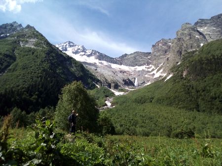 Вид на Джугутурлучатский ледник и водопад