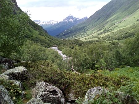 Вид с морены в Птышской долине на долину Домбай-ульген и склон хребта Муса-Ачитара (справа)