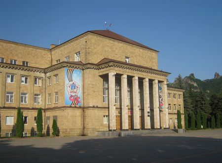 Здание администрации в Карачаевске на центральной городской площади. Напротив расположена галерея «Знатные люди Карачая»
