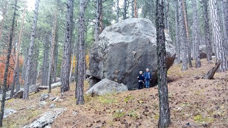 Друзья у огромного камня, который они назвали Слон-камень - Филь-таш.
