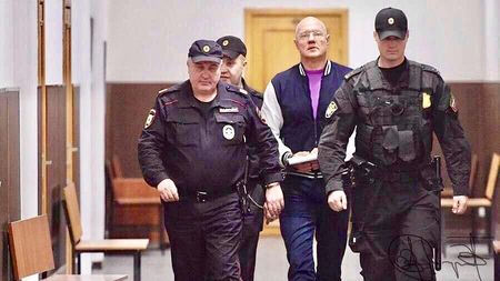 Басманный суд Москвы в четверг, 18 октября 2018, заключил под стражу на два месяца вице-премьера Крыма Виталия Нахлупина по обвинению в получении взяток в особо крупном размере