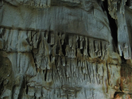 Причудливые натеки на стенах пещеры Мраморной
