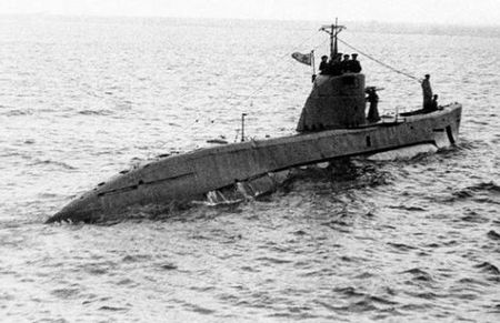 «Малютка» – малая подводная лодка длиной 45 м (ширина – 3,5 м) и подводным водоизмещением в 258 тонн.