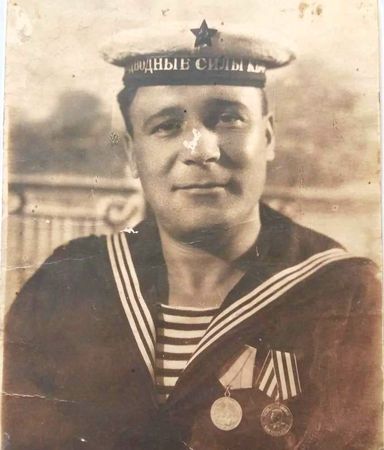 Согласно акту № 23 от 23 июля 1943 г. по личному составу дивизиона строящихся и капитально ремонтирующихся подводных лодок Балтийского флота, (в числе 500 человек бойцов и командиров) моторист краснофлотец Муждаба Юнус Фаик был награждён медалью «За оборону Ленинграда» (удостоверение к медали Л- 49132).  (ЦАМО: ф. 88, оп. 2, ед. хр. 658)