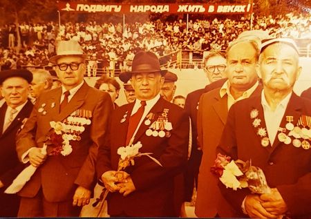 Ветеран труда, за добросовестный труд неоднократно был награжден Грамотами и Благодарностями Советского Союза.