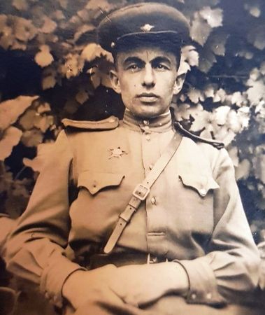 1 января 1941 г. был призван в ряды Красной Армии.