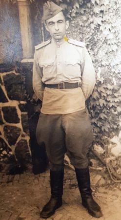 До 15 января 1943 г. проходил обучение в военном училище в Уфе. Оттуда был направлен на фронт командиром взвода зенитной артиллерии.