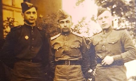 До 15 января 1943 г. проходил обучение в военном училище в Уфе. Оттуда был направлен на фронт командиром взвода зенитной артиллерии.