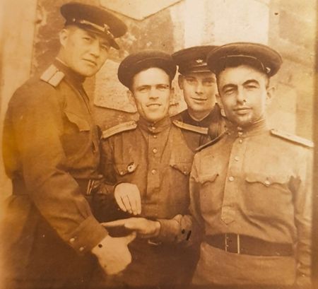 До 15 января 1943 г. проходил обучение в военном училище в Уфе. Оттуда был направлен на фронт командиром взвода зенитной артиллерии.