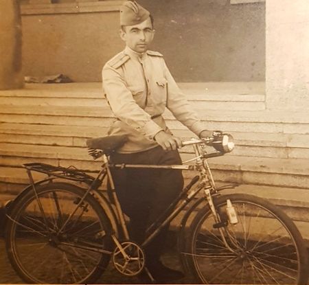 До 15 января 1943 г. проходил обучение в военном училище в Уфе. Оттуда был направлен на фронт командиром взвода зенитной артиллерии.