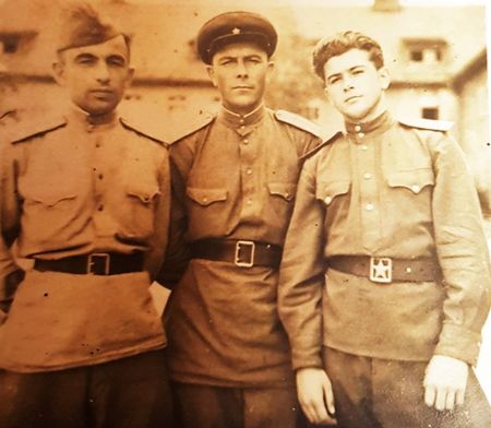 До 15 января 1943 г. проходил обучение в военном училище в Уфе. Оттуда был направлен на фронт командиром взвода зенитной артиллерии.