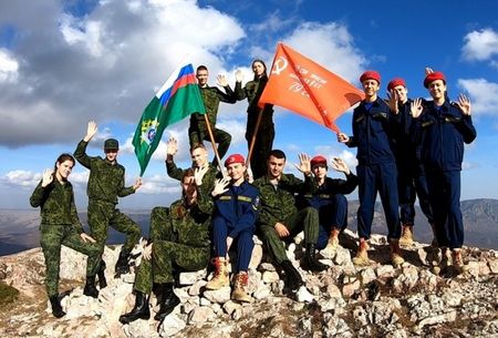 На Ангара-Бурун водрузили Знамя Победы