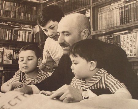Кайсын Кулиев: Смотри, сынок, Балкария в облаках! Вот она, наша родная земля, земля отцов!