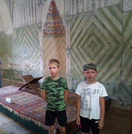 Друзья внутри Малой ханской мечети, построенной в XVI веке. На втором плане михраб и подставка для Корана.