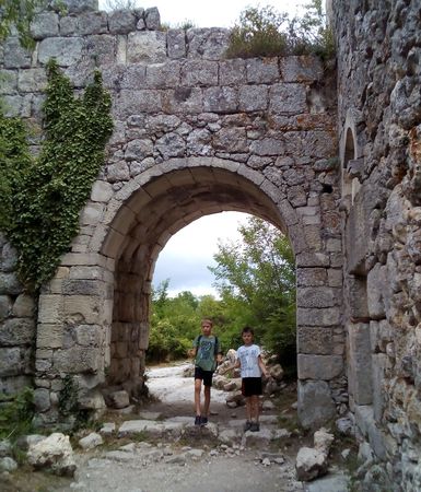 Изящный и живописный арочный въезд на территорию цитадели, некогда имевший прочные ворота