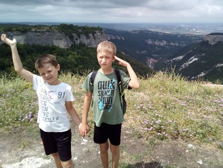 Виды, открывающиеся с высоты 581 метр над уровнем моря, привели друзей «в восторг и изумленье». На втором плане – вид долины Джан-дере и села Ходжа-Сала, окружённых обрывами Мангупа (слева), Чешме къая (в центре) и Катырша баши (справа)