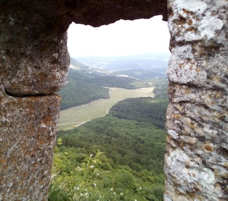 Вид с мыса Тешикли бурун  на долину речки Отарчик, в нижней части которой расположено селение Отарчик (ныне с. Новоульяновка)