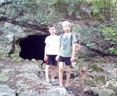 День был нежаркий, пасмурный. После небольшого отдыха - экспедиция по тропе, идущей по заросшему лесом дну оврага Хамам-дере, начало восхождения вверх