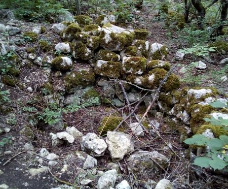 По пути встречались руины – свидетели былой жизни людей на склонах горы