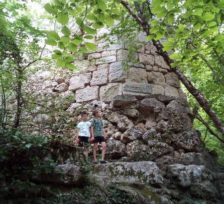 Друзья около остатков старой крепостной стены XIII - XV вв.