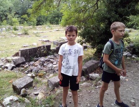 Через час экспедиция вышла на край плато и подошла к руинам базилики