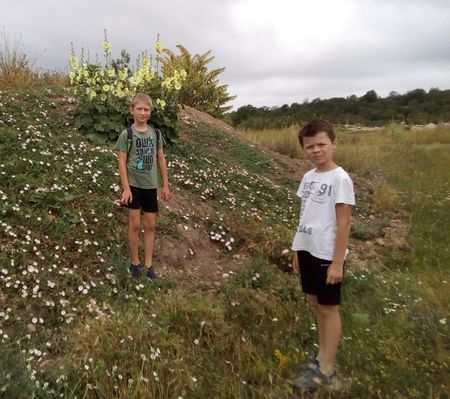 Площадь плато горы Баба-дагъ (в пер. с крымскотат. - Отцова гора) более 90 гектаров. Последние её обитатели –караимы - покинули свои жилища в 1792 году. За два столетия на вершине образовался вполне естественный природный ландшафт, представляющий собой обширные поляны и лесные участки