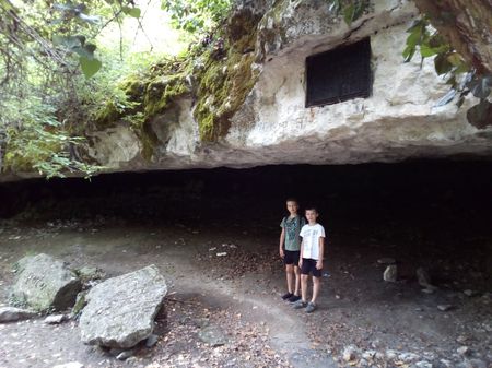 Друзья у грота и родника с чистейшей осадочной и конденсированной в известняках водой