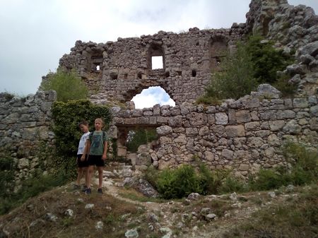 Асан акай и друг Володя подошли к руинам цитадели