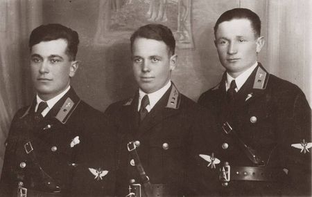 После выпуска из Качинской авиационной школы летчиков, 1940 г.