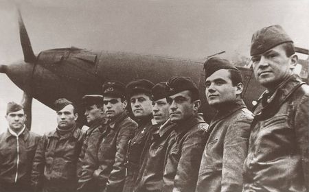 Амет-Хан Султан (третий справа) после назначения помощником командира 9-го гвардейского истребительного авиационного полка по воздушно-стрелковой службе, 1944 год