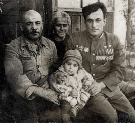 После ухода в отставку с родителями и сыном Станиславом, 1946 год