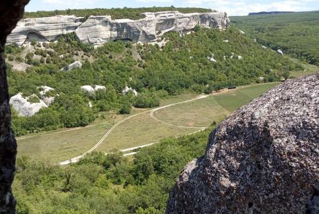 Вид из этой же пещеры на долину