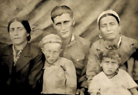 Расимов Джемаледин с сестрами Зебуре, Земине, племянниками Ридваном и Ленмаре, 1946 г.