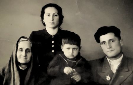 В 1959 г. семья переехала в п. Туя Бугуз Среднечирчикского района Ташкентской обл.