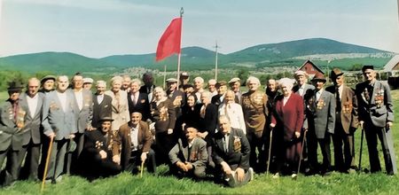 Ветеран Великой Отечественной войны Расимов Джемаледин (на фото первый справа) ушел в мир иной 22 мая 2002 г. на восемьдесят четвёртом году жизни.