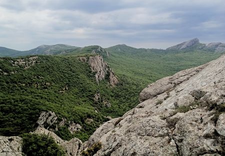 Вид на скалы, нависающие над долиной Ласпи, на скалы Тишлер и Ильяс-кая