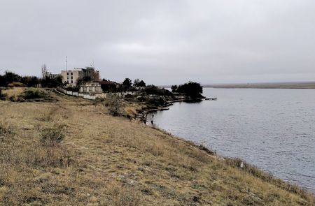 Берег Донузлава в посёлке Новоозёрное