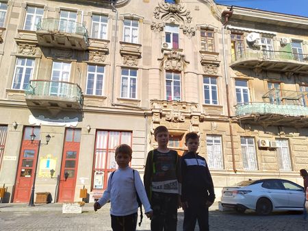 Ребята перед домом городского головы Семёна Эзровича Дувана (1870 – 1957). Является одним из красивейших зданий города, построенном с сочетанием разных стилей модерна в 1908 г. 