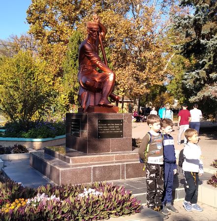 Ребята перед памятником уроженцу Кёзлева поэту – суфию Ашик Омеру (1621–1707).  Памятник установлен в сквере им. Караева в 2004 г. 