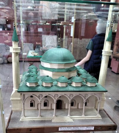 Макет мечети Буюк Джами (1510 - 1522 гг.). Была построена по указанию кефинского санджакбея – будущего султана Османской империи Сулеймана Кануни. Находилась на территории нынешнего морского сада. Разобрана в 1834 году