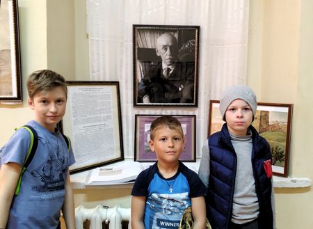 Ребята перед портретом Константина Фёдоровича Богаевского (1872 – 1943), дивного художника-пейзажиста, чьей кистью созданы многие шедевры живописи