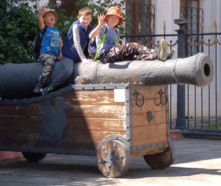 Во дворе музея чудная старинная пушка